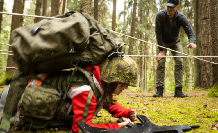 Kadetai supažindina „Paparčio“ auklėtinius su pirmosios pagalbos pagrindais, moko orientuotis miške naudojantis kompasu, žaidžia įvairius sportinius žaidimus.